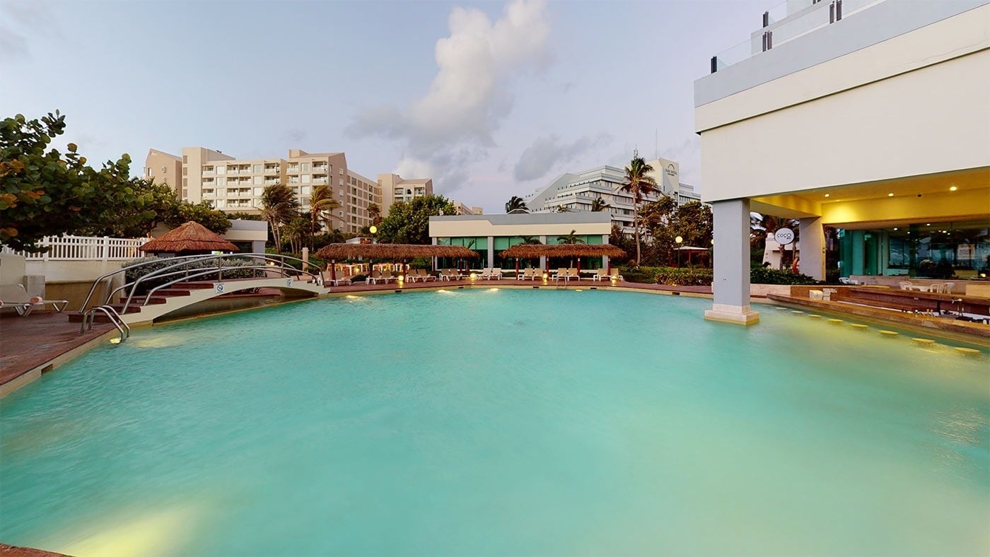 Disfruta de la piscina del Hotel Park Royal Beach Cancún, Caribe Mexicano. ¡Reserva oficial!