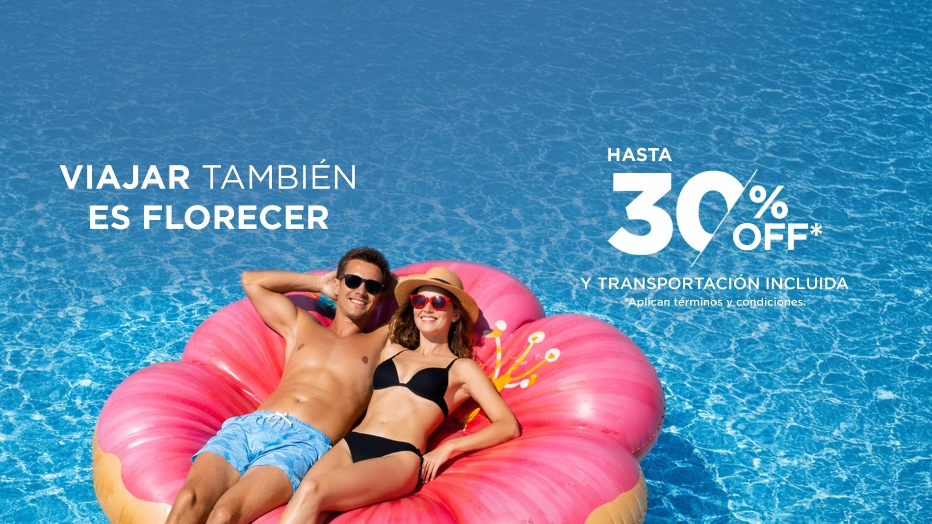 Uma imagem publicitária exibe um casal sorridente a relaxar numa boia gigante em forma de flor numa piscina, anunciando a mensagem "VIAJAR TAMBÉM É FLORESCER" e uma promoção de até 30% de desconto com transporte incluído.