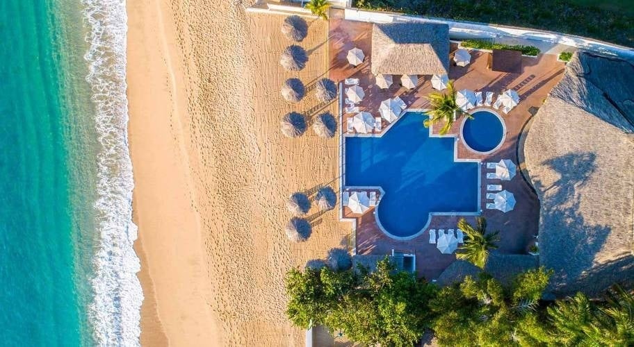 Vista de pájaro de alberca de playa en Park Royal Beach Huatulco, México