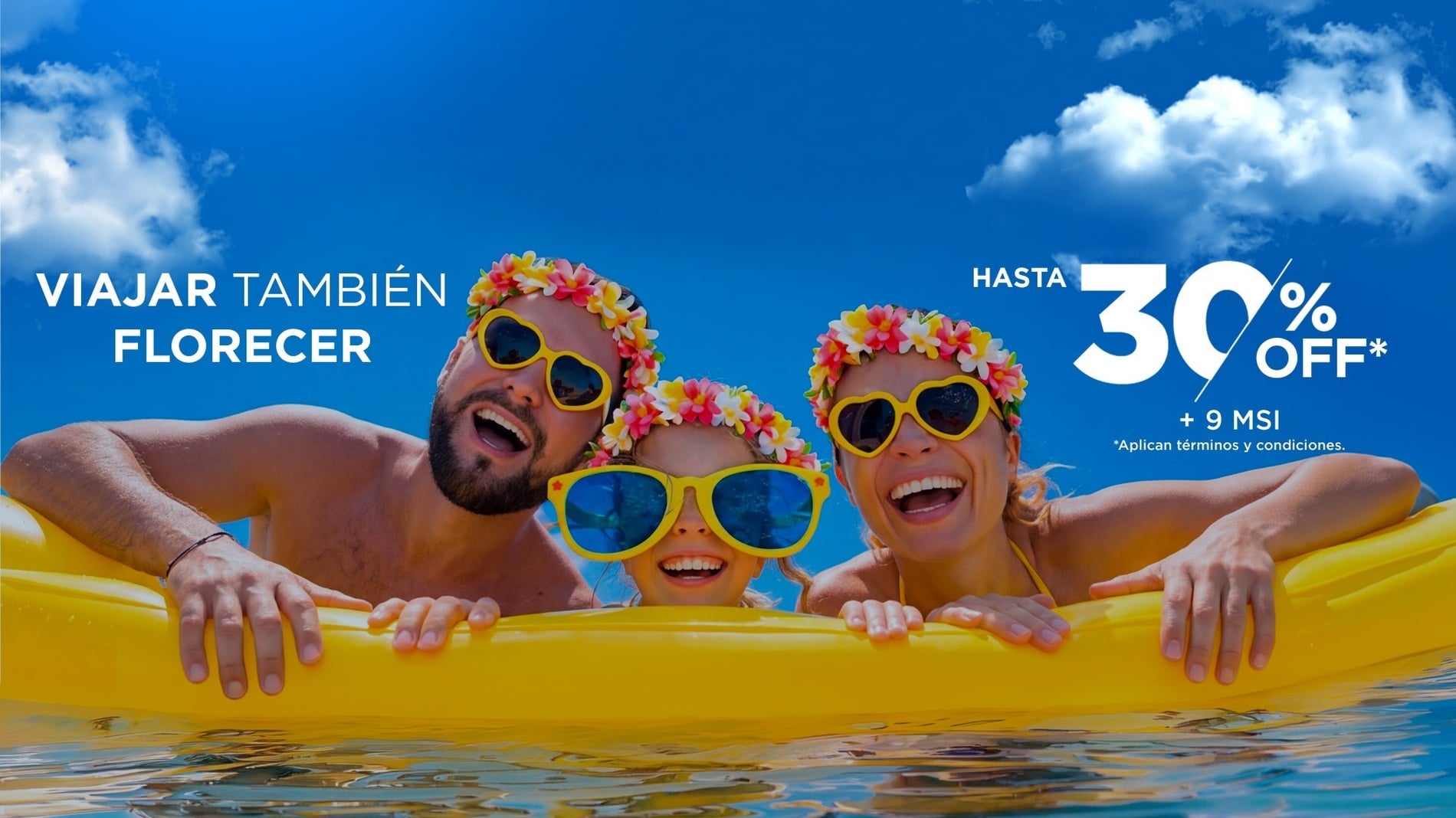 Una familia feliz con coronas de flores y gafas de sol sonríe en un día soleado, anunciando una promoción de viaje con el eslogan "VIAJAR TAMBIÉN ES FLORECER" y hasta un 30% de descuento.