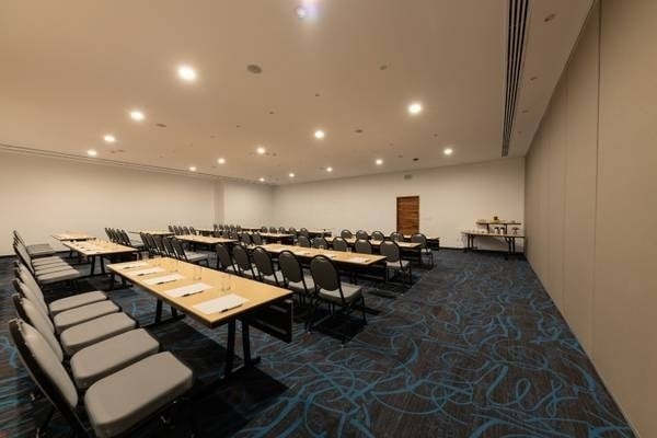 Salón de eventos Bugambilla con mesas y sillas en Park Royal Grand Puerto Vallarta, México