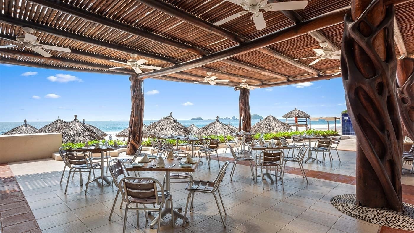 Terraza de restaurante al aire libre con vista al mar, mesas listas, Hotel Park Royal Beach Ixtapa | Pacífico Mexicano | Web oficial.