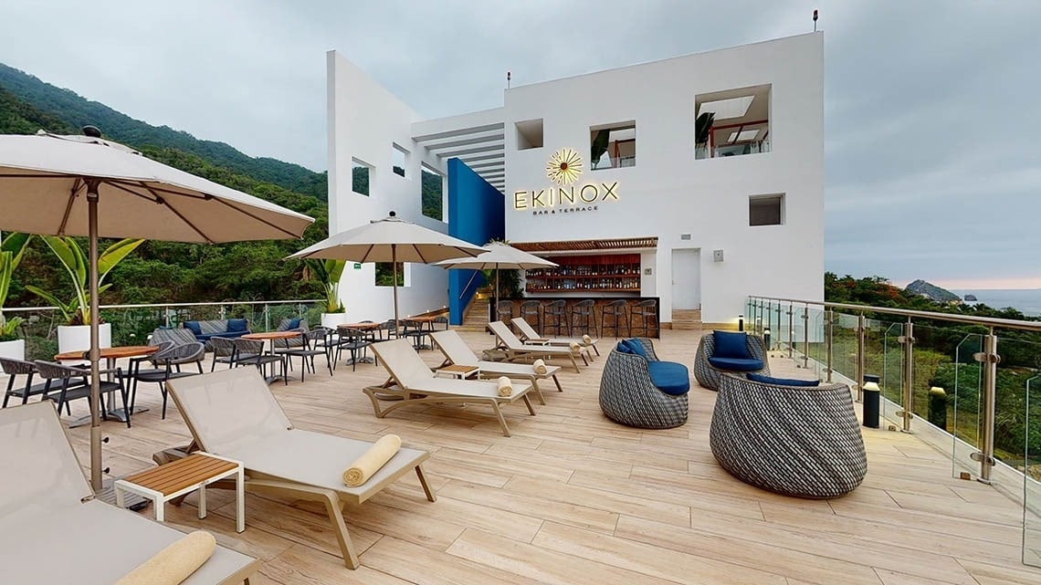 Bar Equinox e terraço com vista para o mar do Hotel Grand Park Royal Puerto Vallarta