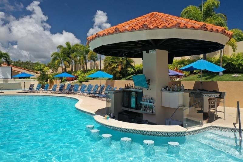 Oasis pool bar ofrece comida, snacks y bebidas de Homestay Puerto Rico 
