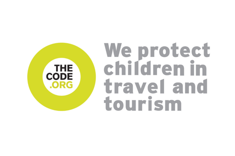 el logotipo del código org dice que protegemos a los niños en el viaje y el turismo