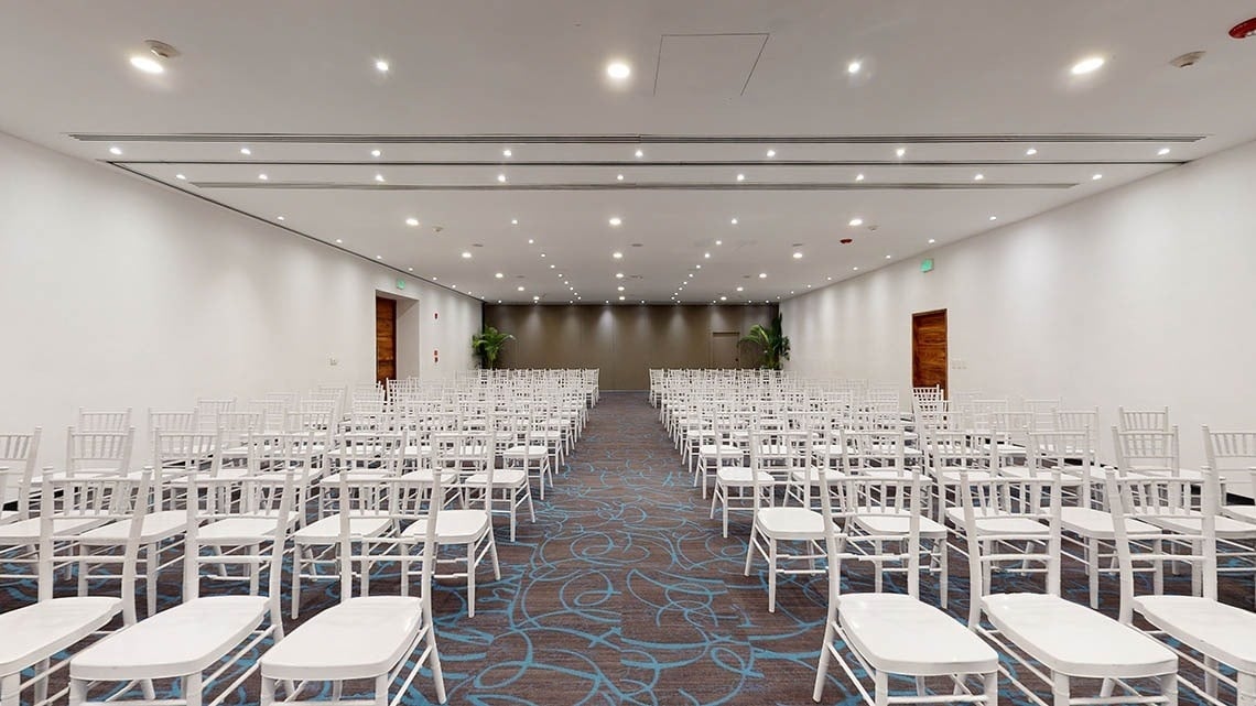 Zona de sillas de sala de eventos del Hotel Grand Park Royal Puerto Vallarta