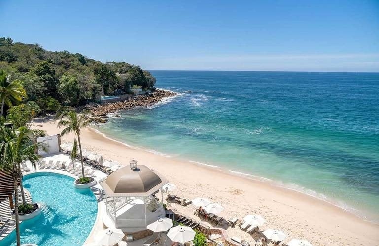 Vista panorâmica da praia e piscina exterior do Hotel Grand Park Royal Puerto Vallarta, Pacífico Mexicano