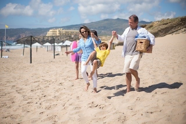 Familia jugando en las playas de Acapulco