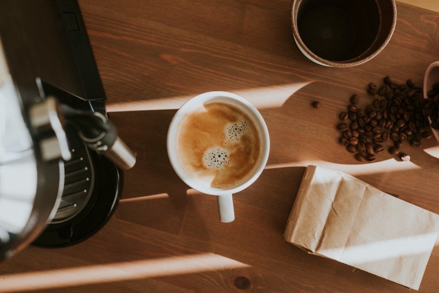 una tienda de comestibles con una vitrina de helado y un mostrador de comida