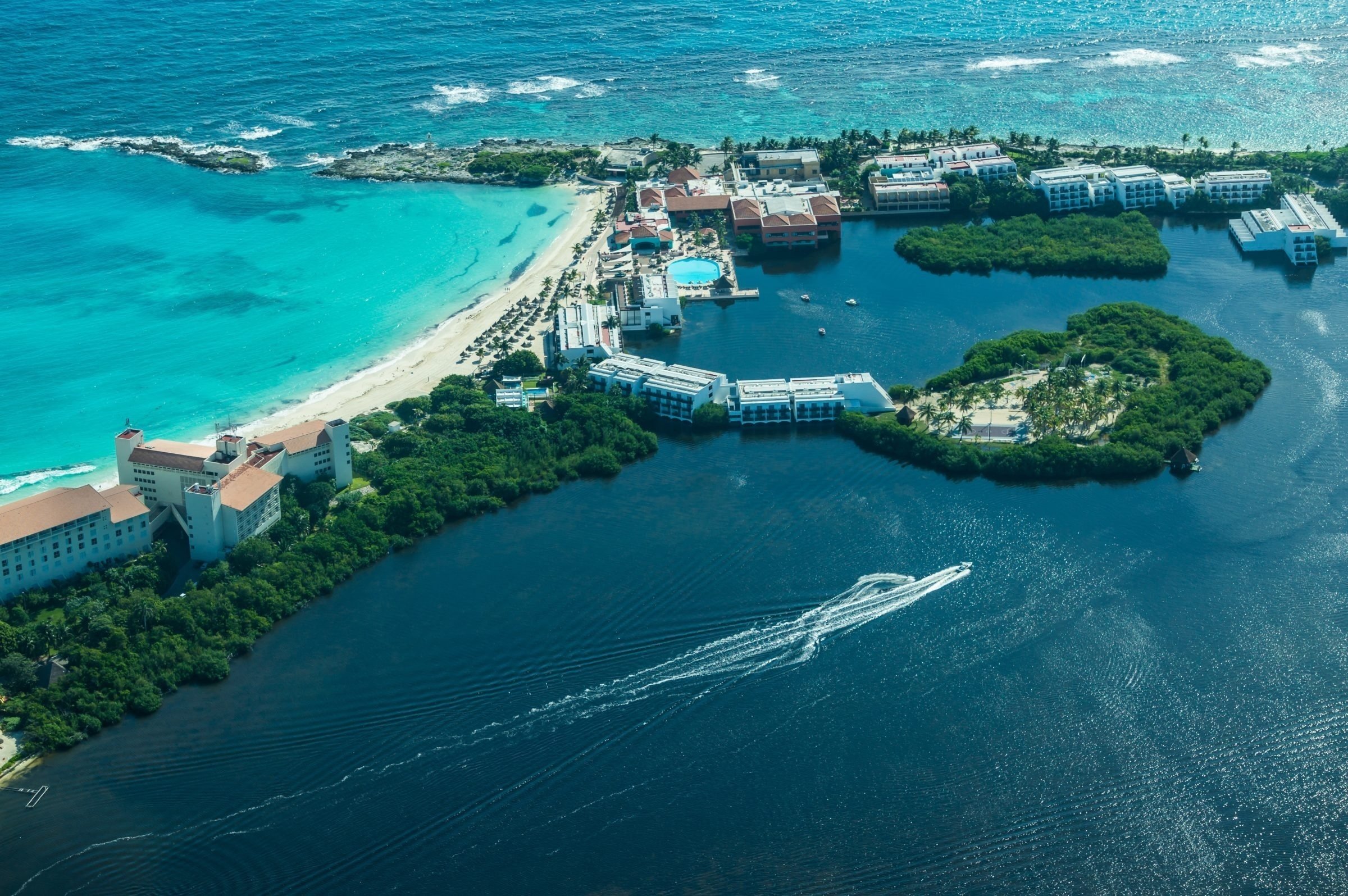 uma vista aérea de um resort com uma pequena ilha no meio