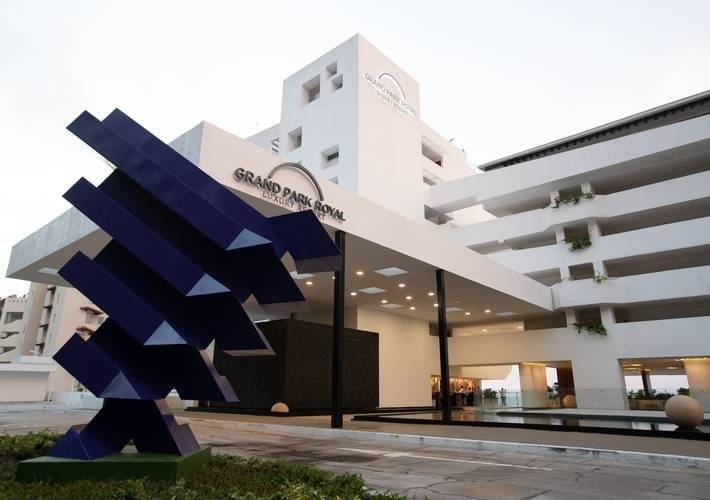 a large white building with the word grand park royal on it