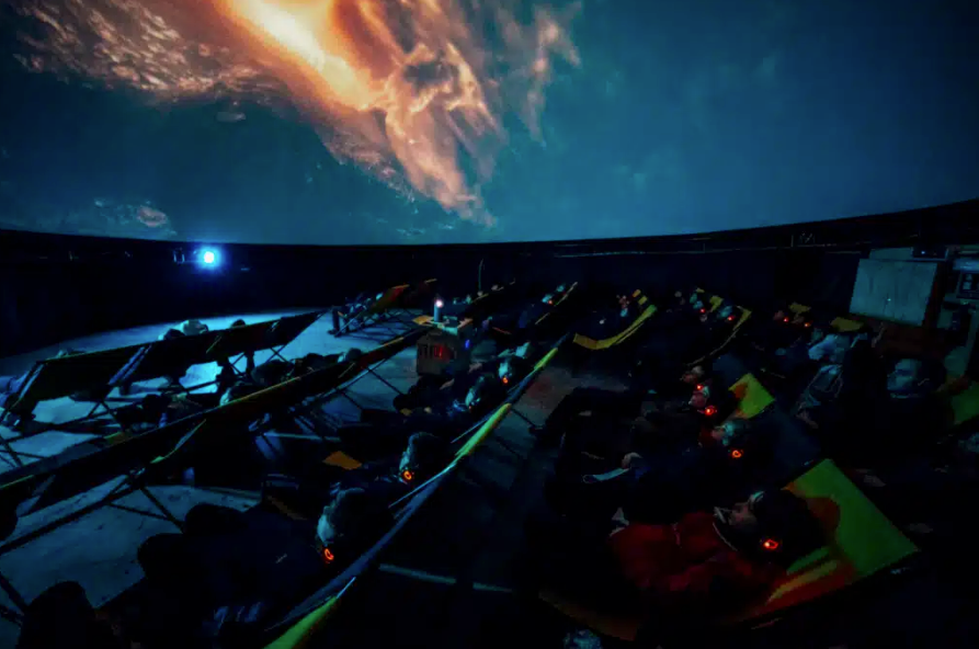 Imagen del interior de un planetario mostrando el espacio