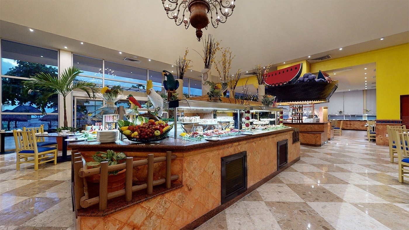 Buffet dining at Hotel Grand Park Royal Cancun, with tropical decor and fresh fruit. Enjoy Mexican Caribbean cuisine.