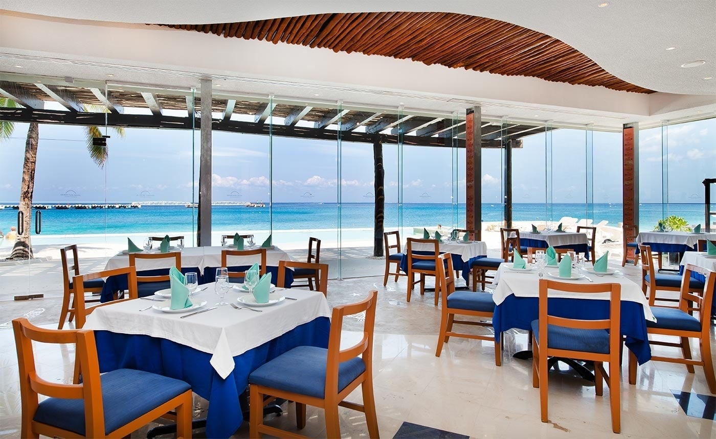 Comedor de Park Royal: Corpo con vista al mar y mesas puestas.
