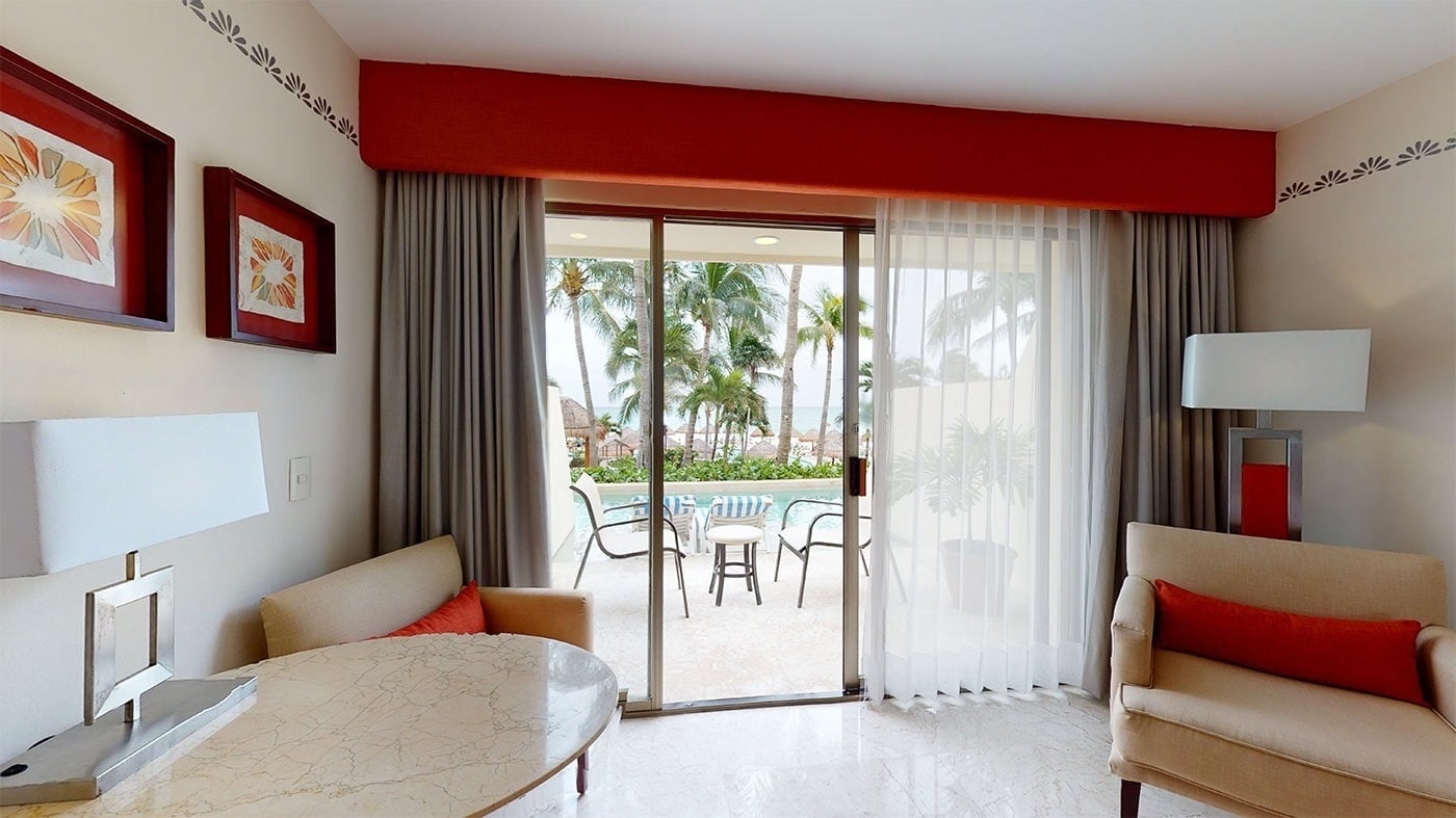 Hotel Grand Park Royal Cancun: Living room opens to private pool & ocean view.