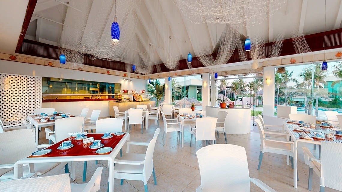 Restaurante con decoración marina del Hotel Grand Park Royal Cancún en el Caribe mexicano
