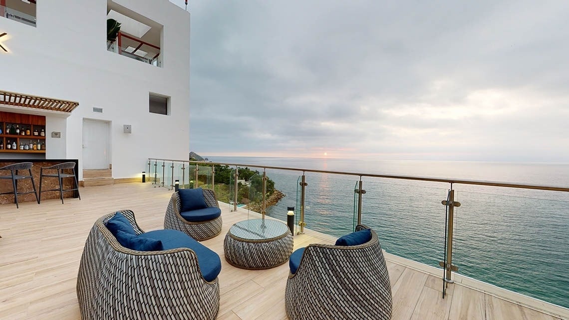 Bar en terraza, con sillones y vistas al mar del Hotel Grand Park Royal Puerto Vallarta