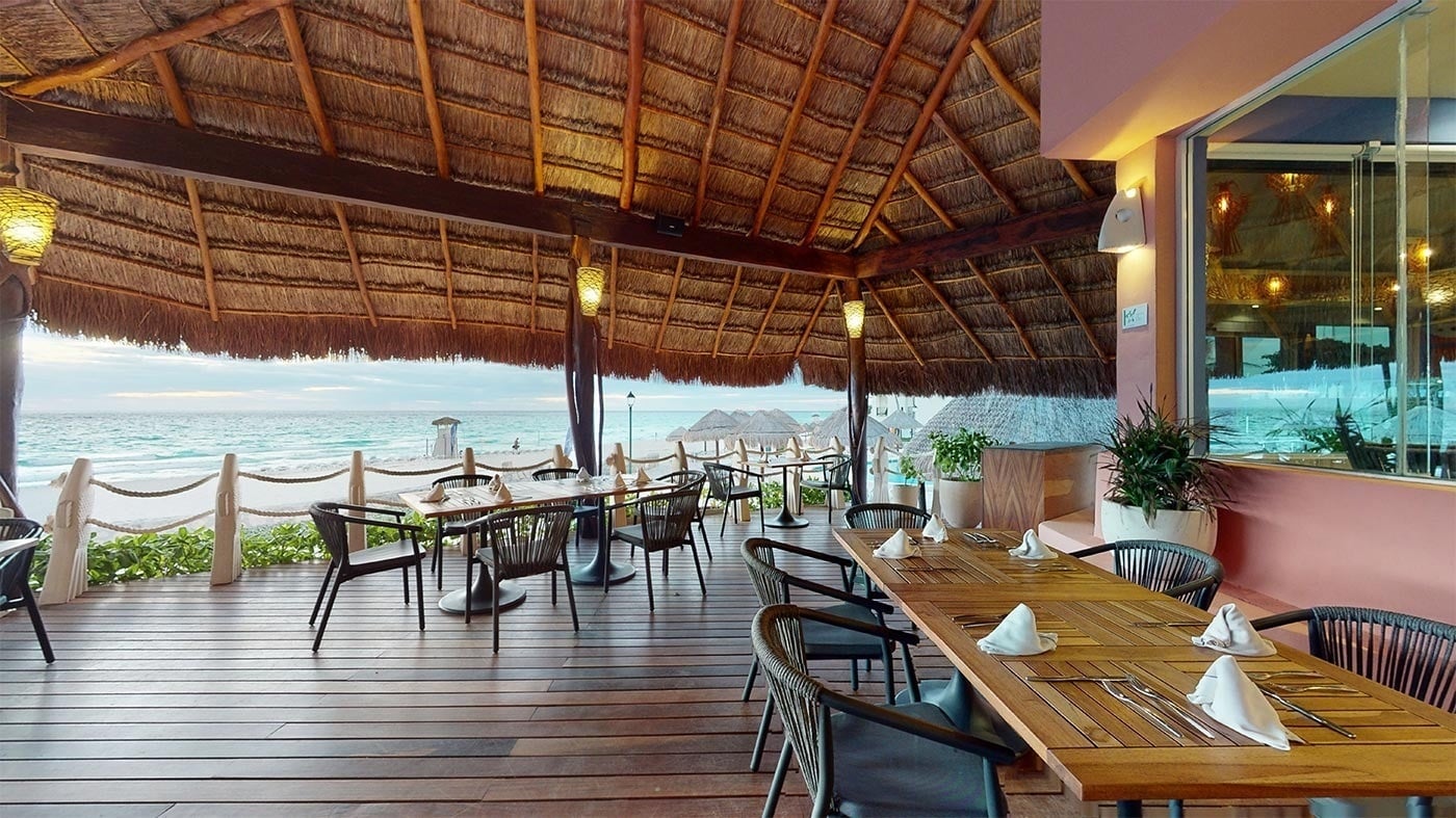Hotel Grand Park Royal Cancun: Beachfront dining with thatched roof and ocean views.