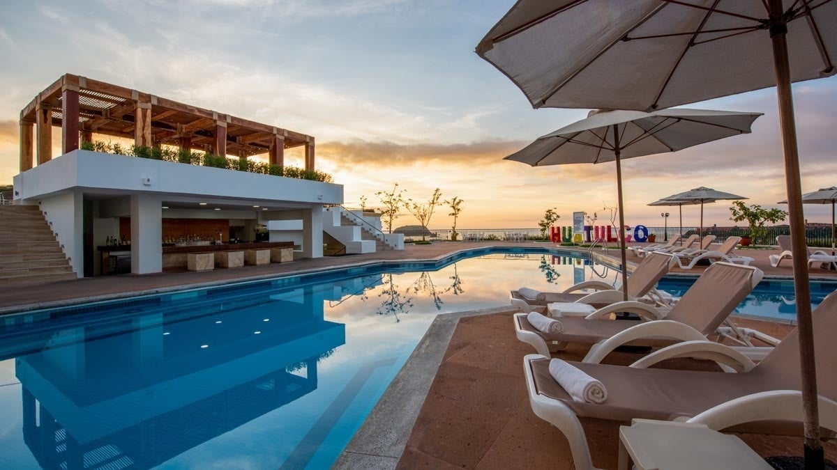 Coco Bar localizado ao lado de uma piscina ao ar livre e vista para o mar, oferece coquetéis nacionais e internacionais do Hotel Park Royal Beach Huatulco