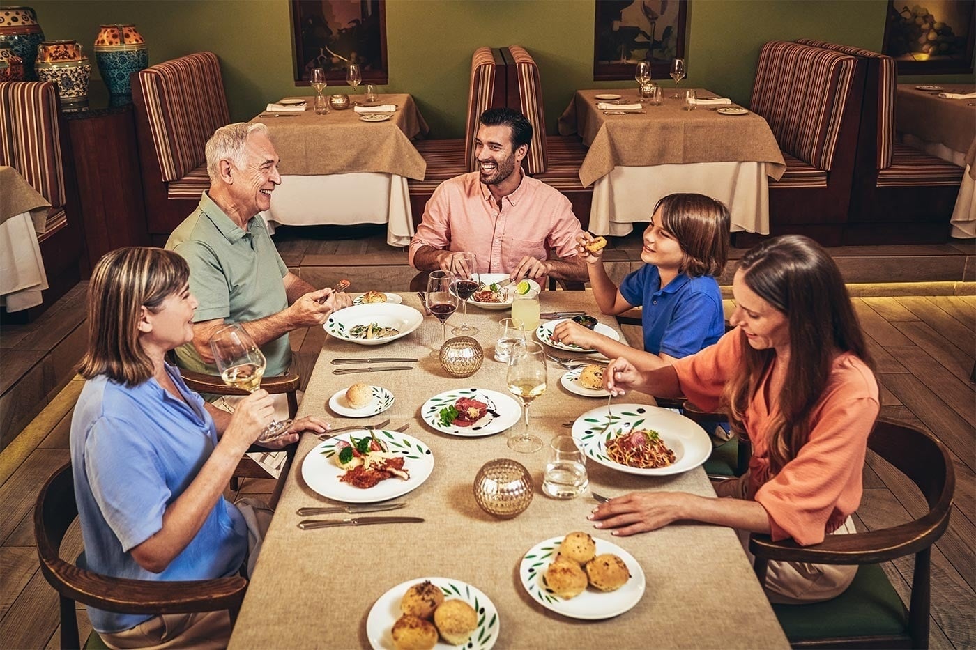 Familia disfrutando una cena en Park Royal: Corpo.