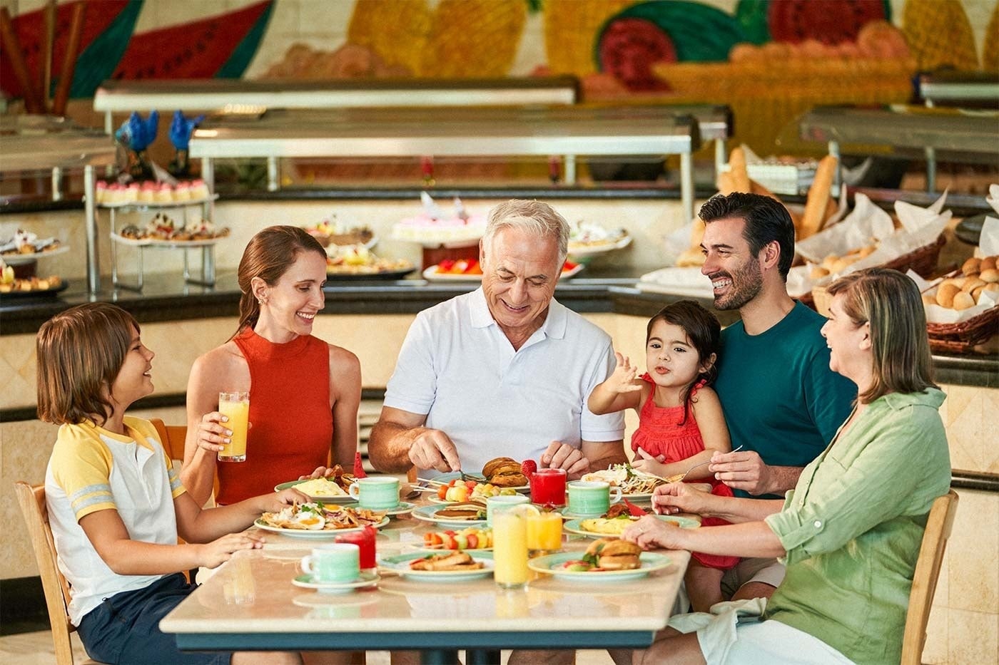Hotel Park Royal Beach Ixtapa: Family enjoys breakfast buffet.