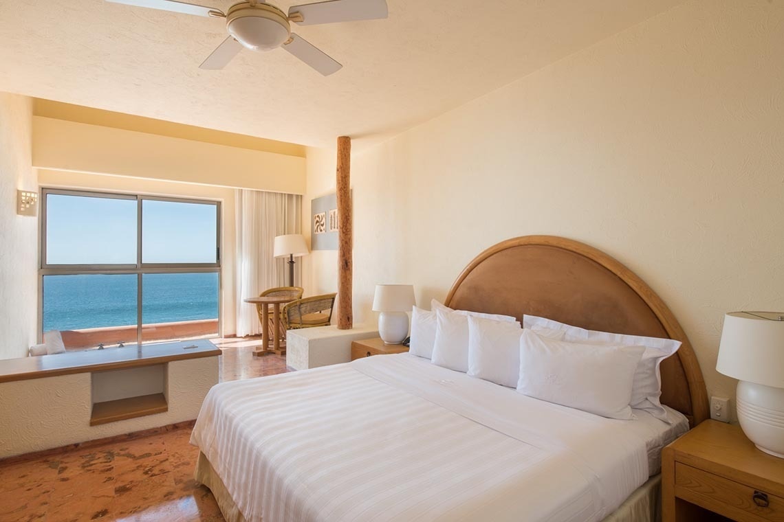 Habitación en Park Royal: Club Regina Los Cabos con vista al mar y cama king.