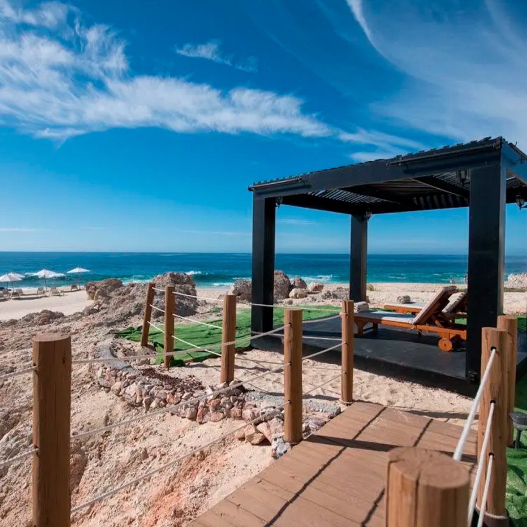 Relájate en las playas de Park Royal: Club Regina Los Cabos, con camastros bajo la sombra.