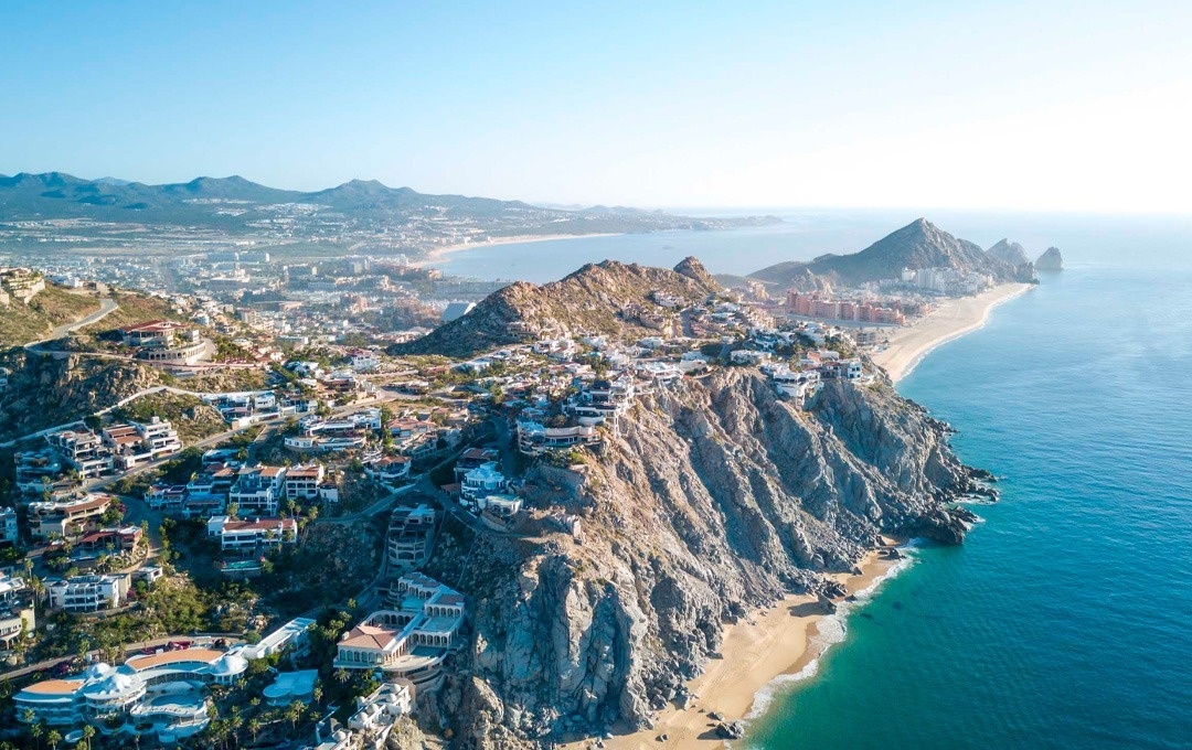 Vistas panorámicas del hotel Park Royal: Club Regina Los Cabos, con lujo y mar turquesa.