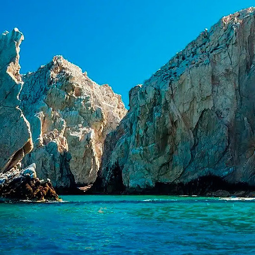 Impresionantes formaciones rocosas y aguas cristalinas cerca de Park Royal: Club Regina Los Cabos.