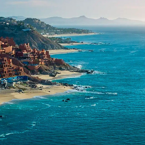 Vistas impresionantes de Park Royal: Club Regina Los Cabos, con arquitectura en laderas y playa de arena.