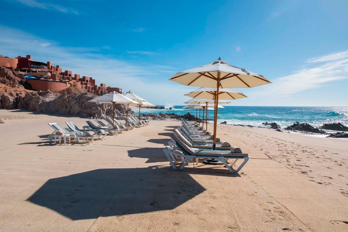 Park Royal: Club Regina Los Cabos, playa y camastros bajo sombrillas.