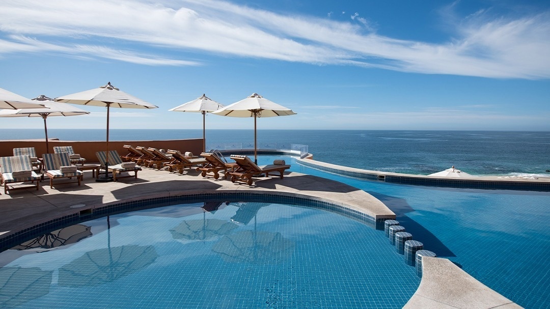 Infinity pool y camastros en Park Royal: Club Regina Los Cabos, vistas al mar.