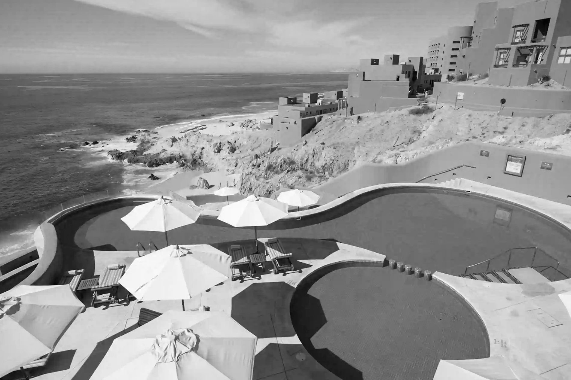 Piscina infinita y playa en Park Royal: Club Regina Los Cabos, ideal para relajarse.=s1900