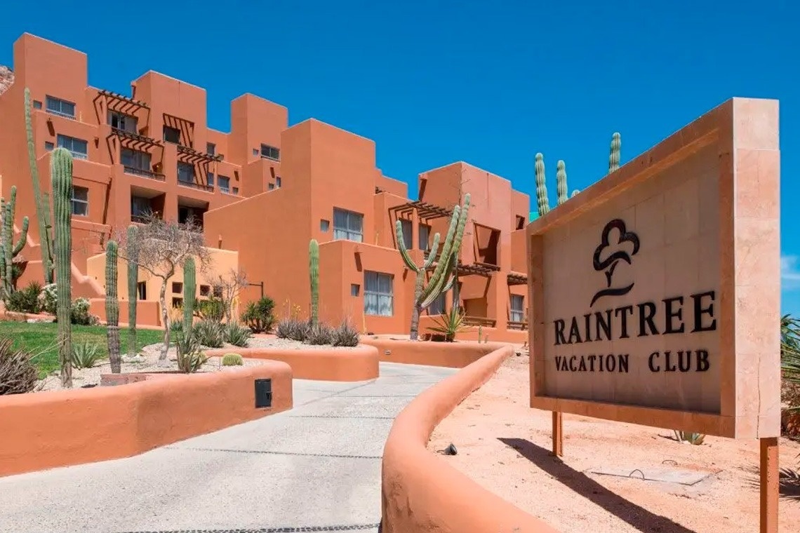 Edificio naranja tipo hacienda con cactus en Park Royal: Club Regina Los Cabos