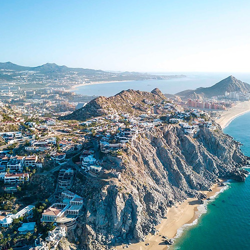 Vistas impresionantes desde Park Royal: Club Regina Los Cabos, resort de lujo en acantilado frente al mar.