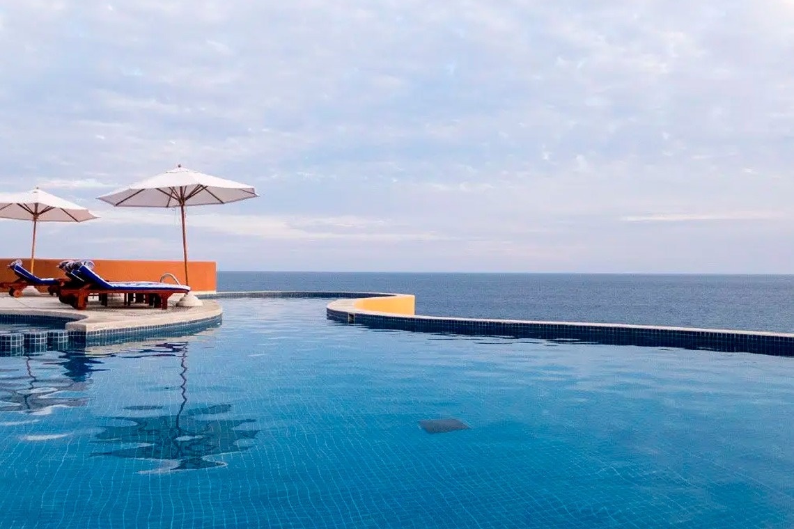 Infinity pool con vista al mar en Park Royal: Club Regina Los Cabos.