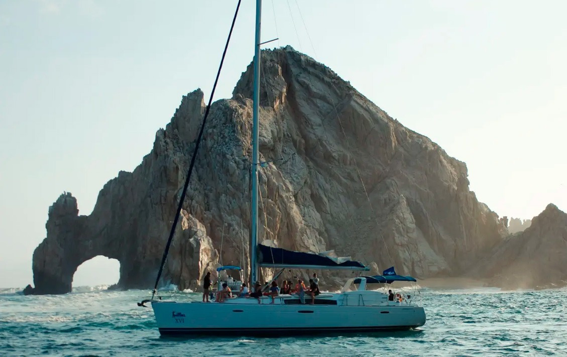 Catamarán frente a Los Arcos, ideal para una estancia en Park Royal: Club Regina Los Cabos.