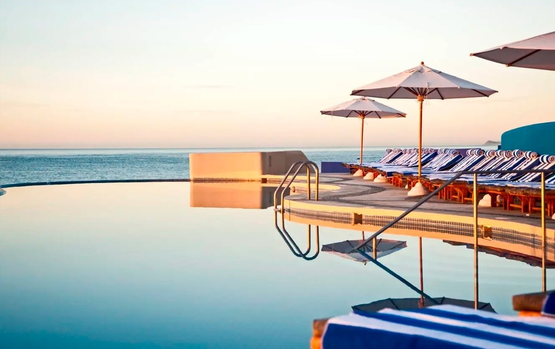 Infinity pool al atardecer en Park Royal: Club Regina Los Cabos.