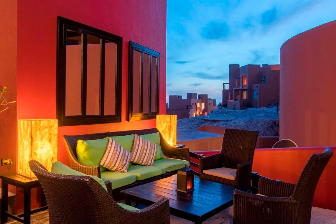 Terraza en Park Royal: Club Regina Los Cabos con asientos cómodos y vistas al atardecer.