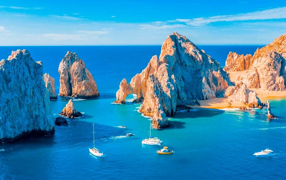 Hotel Park Royal: Club Regina Los Cabos con rocas icónicas y veleros en mar turquesa.