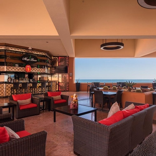 Terraza al mar en Park Royal: Club Regina Los Cabos con bar y área lounge.