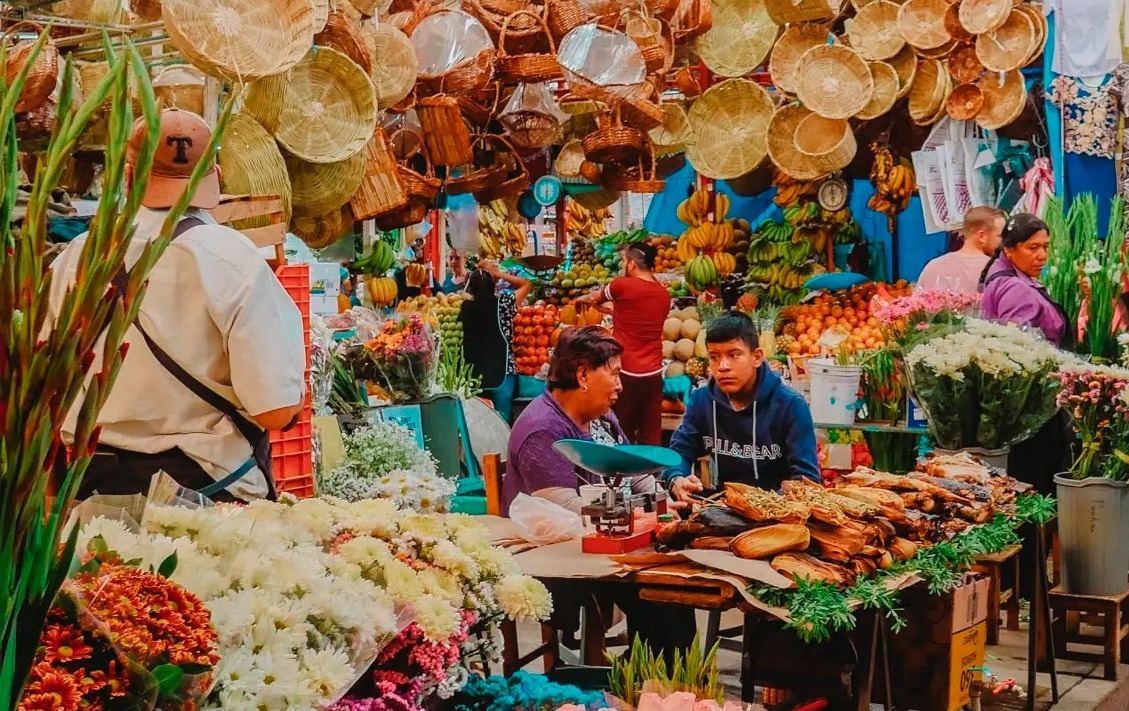 Mercado local vibrante con flores y frutas, cerca de Park Royal: Club Regina Los Cabos.
