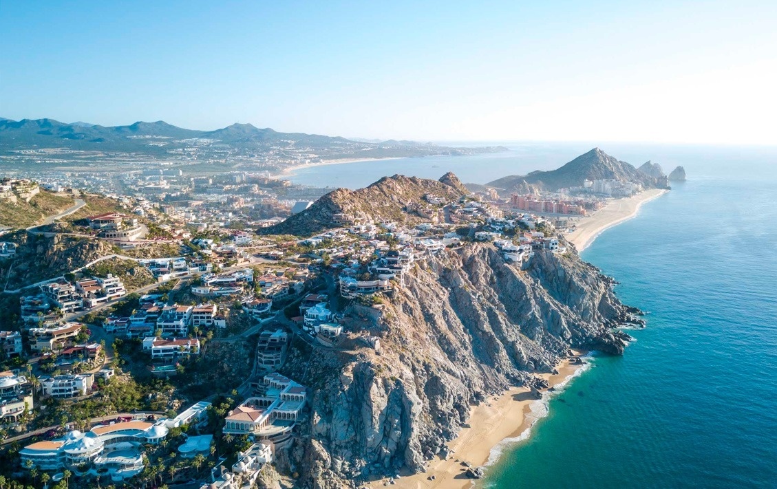 Vistas panorámicas del hotel Park Royal: Club Regina Los Cabos con el mar y la ciudad.