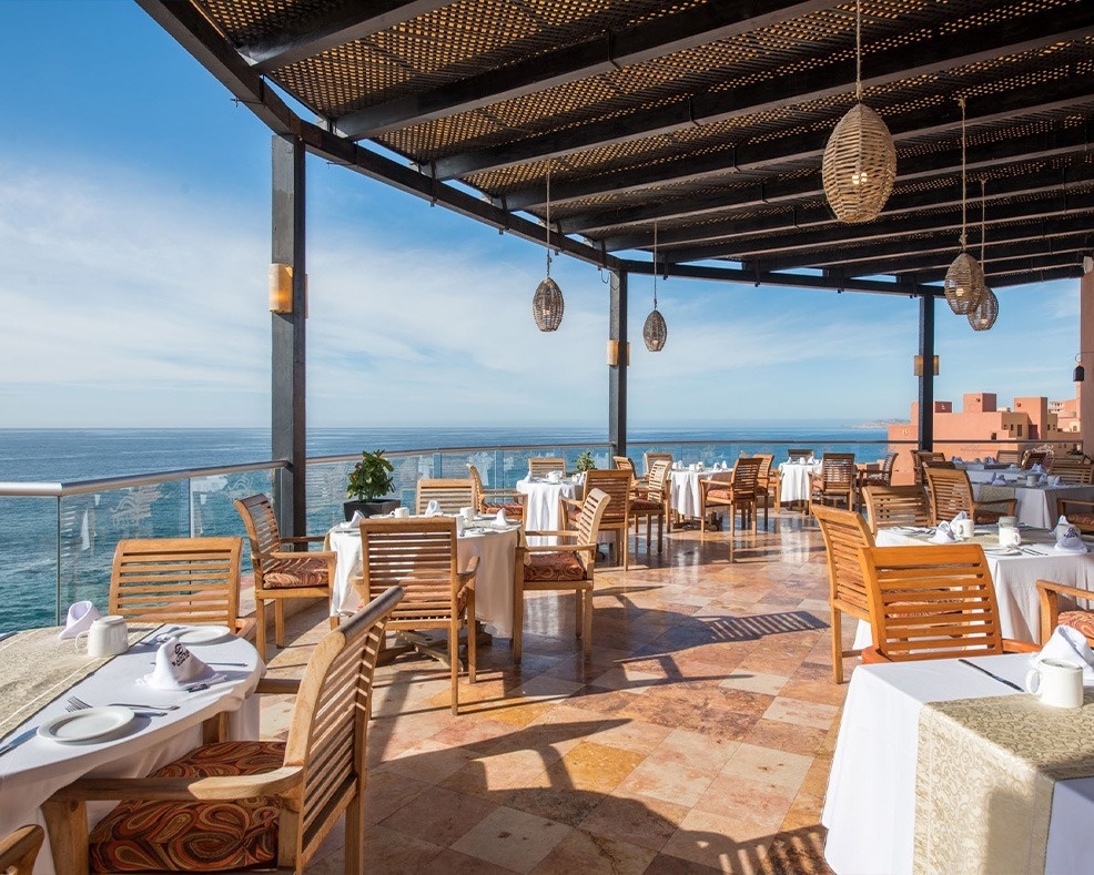 Restaurante exterior con vistas al mar en Park Royal: Club Regina Los Cabos.