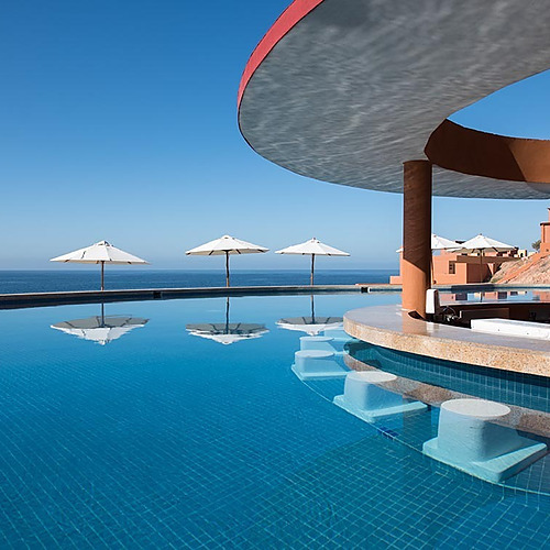Infinity pool bar de Park Royal: Club Regina Los Cabos con vista al mar y cómodos asientos.