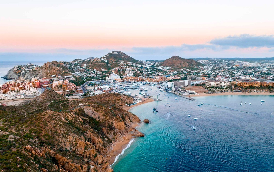 Vista aérea de Park Royal: Club Regina Los Cabos y su pintoresca marina al amanecer.