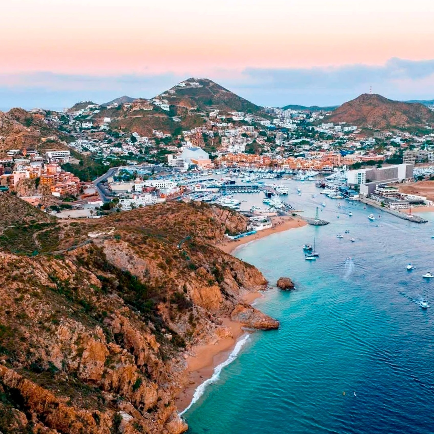 Vista aérea de Park Royal: Club Regina Los Cabos con puerto deportivo y mar turquesa.
