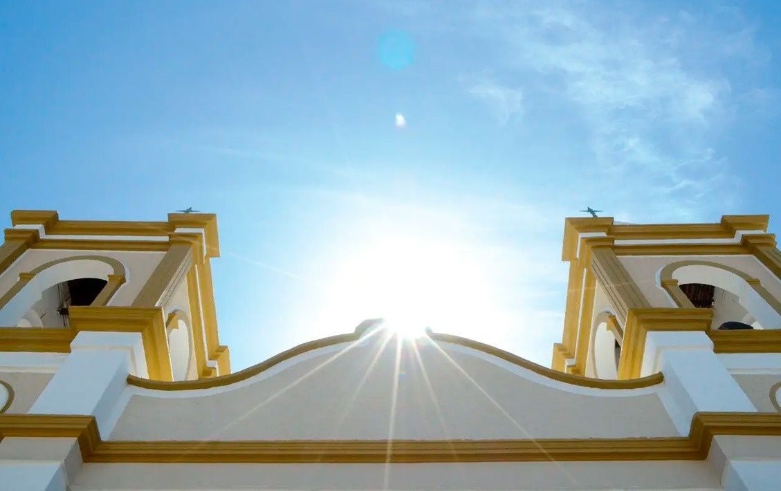 Iglesia con torres y cruces, sol brillante. Park Royal: Club Regina Los Cabos.