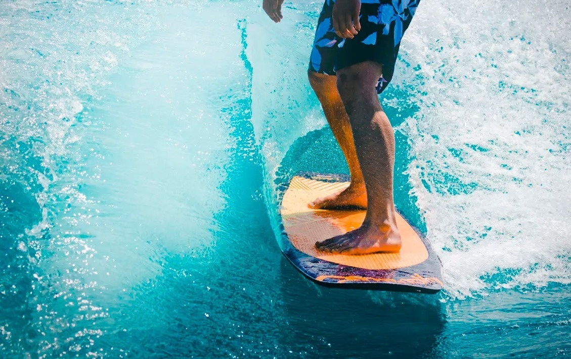 Surfeando una ola en Park Royal: Club Regina Los Cabos.
