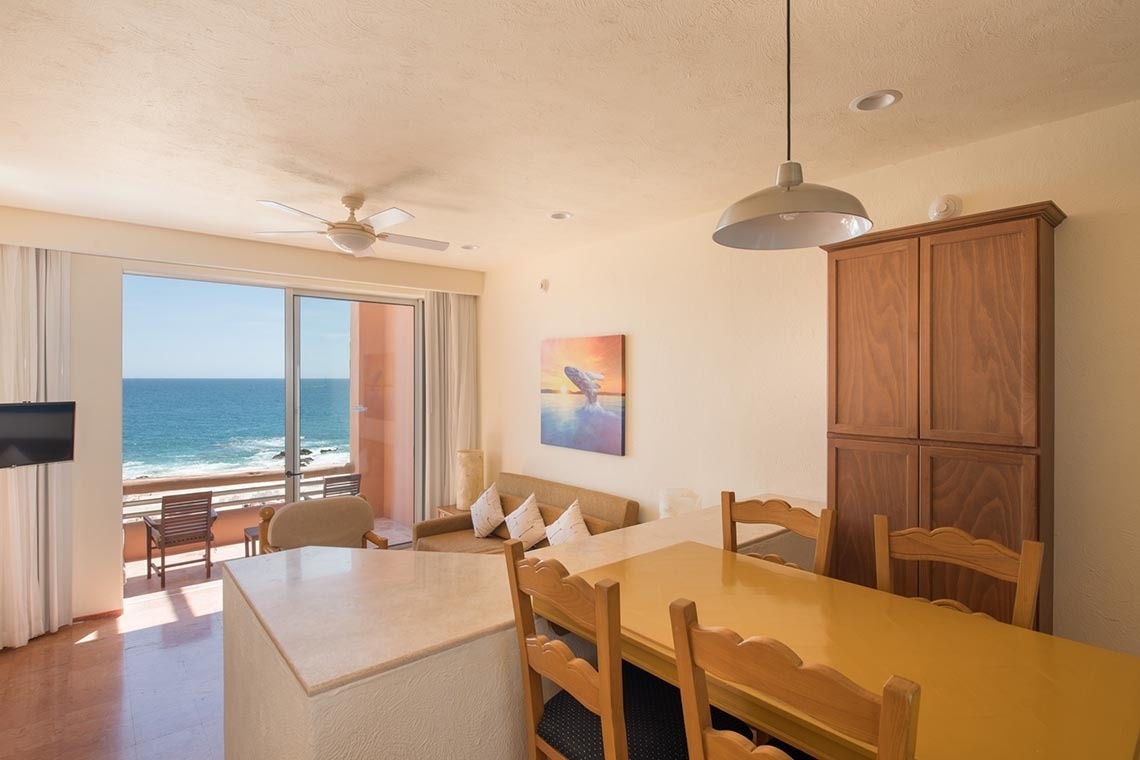 Comedor y sala de estar con vista al mar en Park Royal: Club Regina Los Cabos.